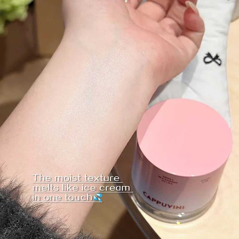 CAPPUVINI's radiant and clear natural cream with a creamy skin base creates a refreshing and smooth makeup look