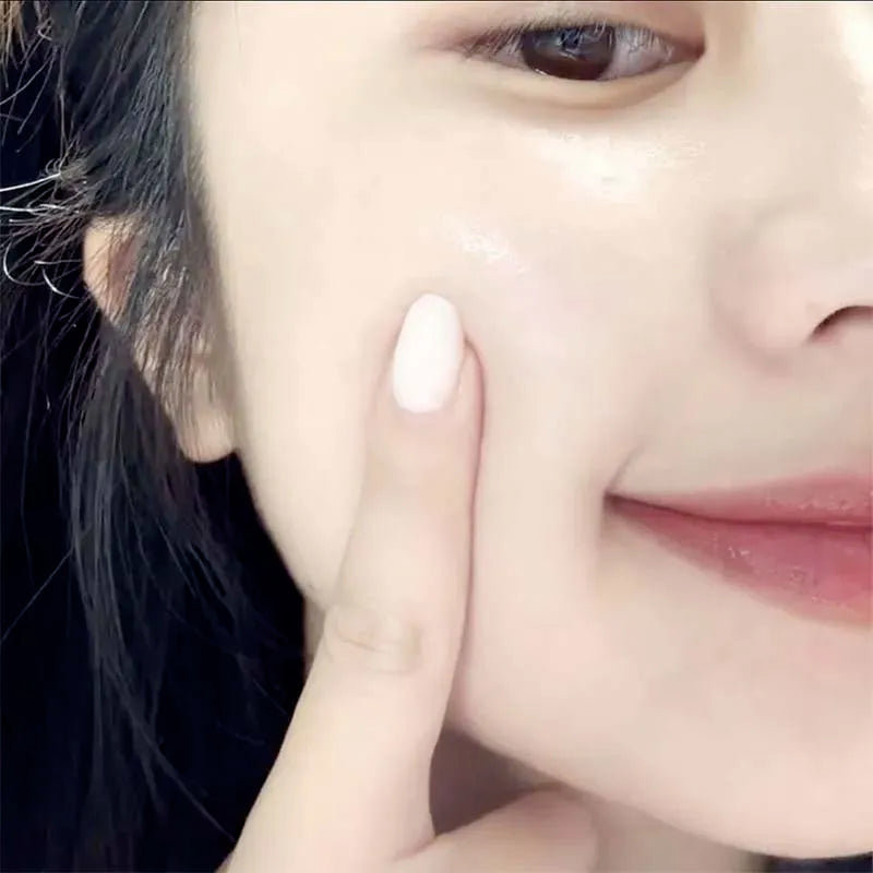 CAPPUVINI's radiant and clear natural cream with a creamy skin base creates a refreshing and smooth makeup look