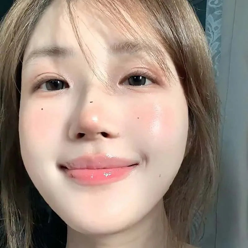 CAPPUVINI's radiant and clear natural cream with a creamy skin base creates a refreshing and smooth makeup look